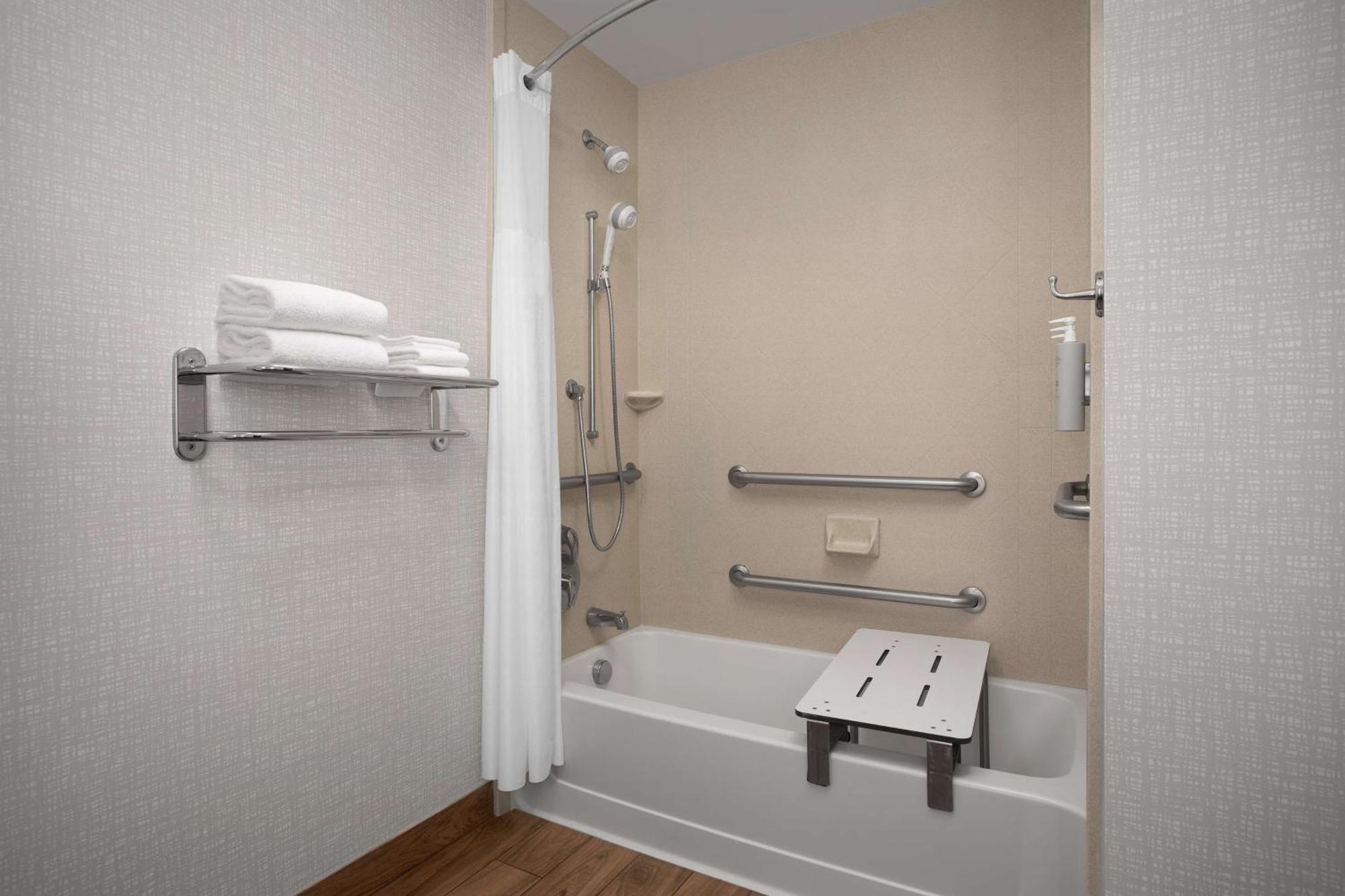 Hampton Inn Yorkville Dış mekan fotoğraf
