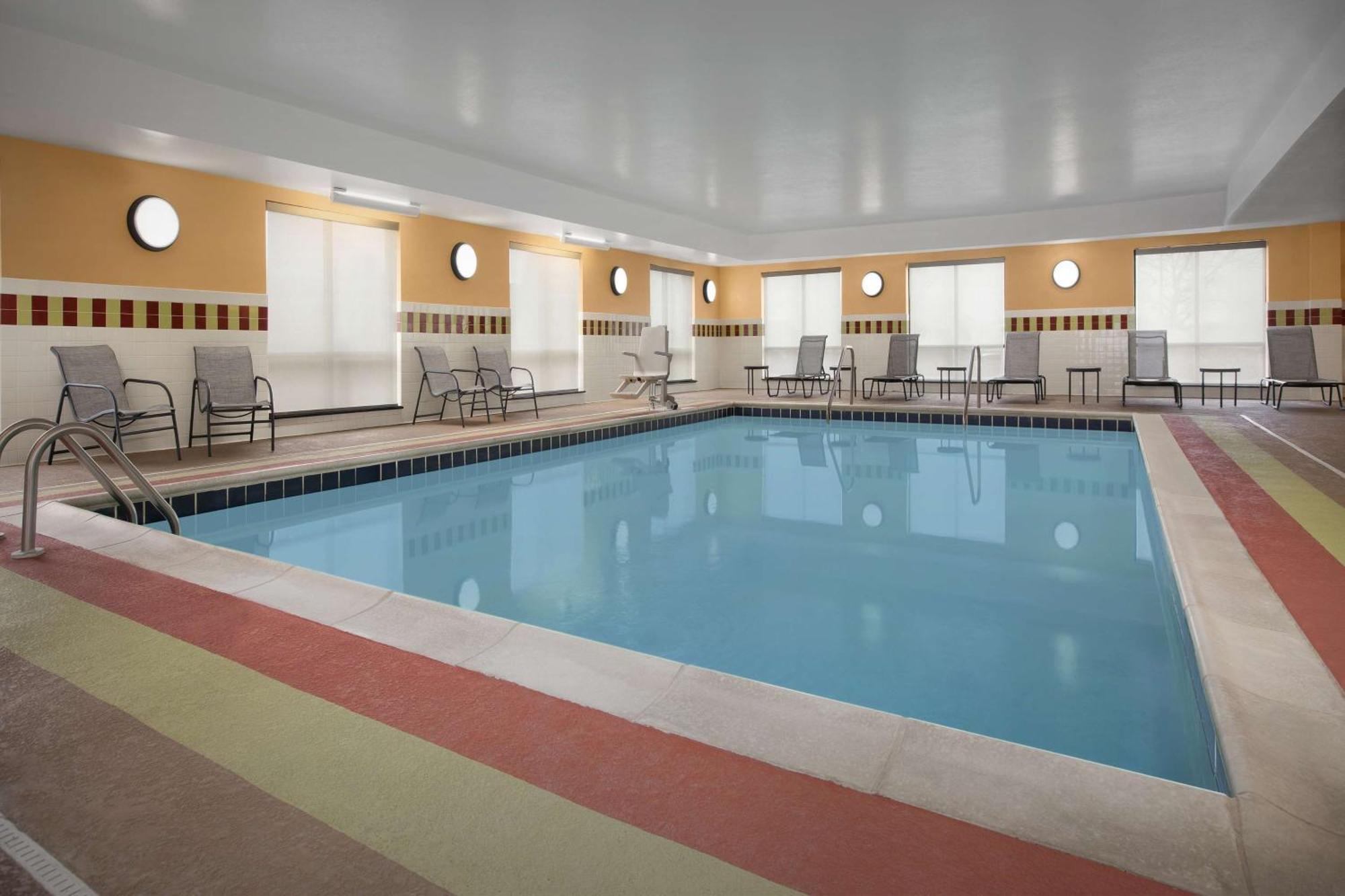Hampton Inn Yorkville Dış mekan fotoğraf